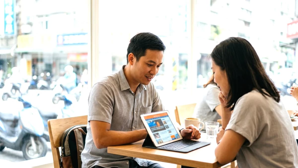 Gắn kết với quê hương qua tin tức hàng ngày
